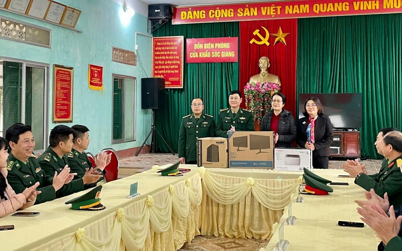 Trao tặng Bộ đội biên phòng bộ máy tính tại Đồn Biên phòng cửa khẩu Sóc Giang.