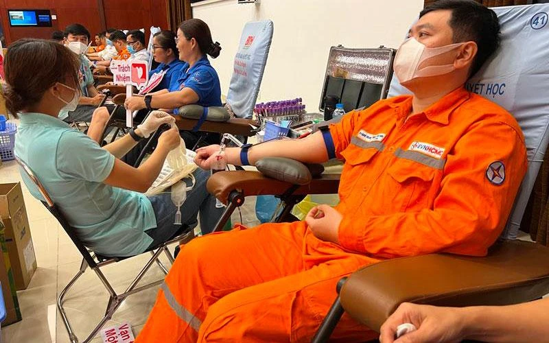 Cán bộ, công nhân viên ngành điện Thành phố Hồ Chí Minh tham gia hiến máu nhân đạo.