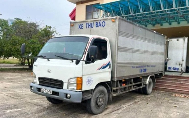 Xe vận chuyển rượu lậu “ngụy trang” bằng xe thư báo bị Công an Quảng Bình bắt giữ.
