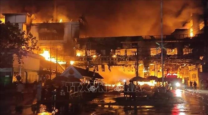 Hiện trường vụ hỏa hoạn tổ hợp sòng bài và khách sạn Grand Diamond City ở thành phố Poipet, Campuchia ngày 29/12. (Ảnh: AFP/TTXVN)