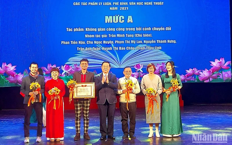 Đồng chí Nguyễn Trọng Nghĩa trao tặng thưởng mức A cho nhóm tác giả “Không gian công cộng trong bối cảnh chuyển đổi”.
