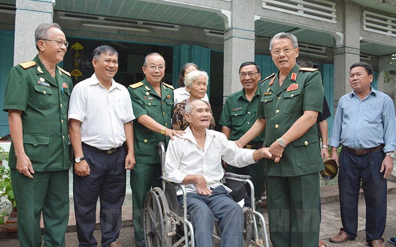 Hội Cựu chiến binh Thành phố thăm, tặng quà động viên thương binh tại huyện Củ Chi. (Ảnh: Trang tin Đảng bộ Thành phố Hồ Chí Minh)