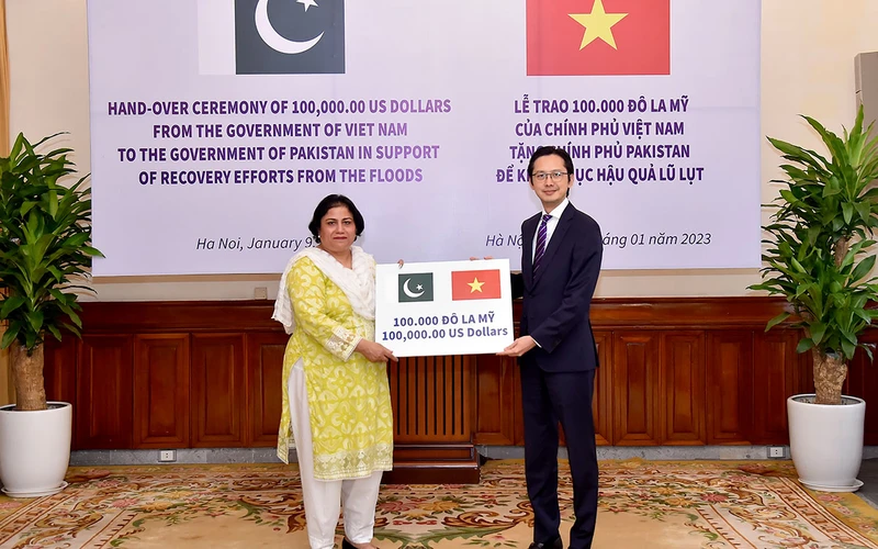 Thứ trưởng Ngoại giao Đỗ Hùng Việt đã trao tượng trưng số tiền cho Đại sứ Pakistan tại Việt Nam, bà Samina Mehtab. (Ảnh: Bộ Ngoại giao)