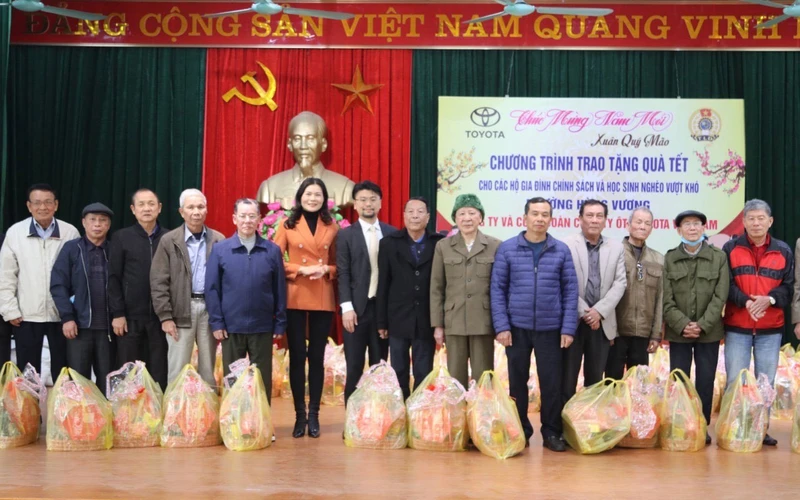 Toyota Việt Nam trao 200 suất quà Tết cho gia đình chính sách và trẻ em khó khăn tại Vĩnh Phúc