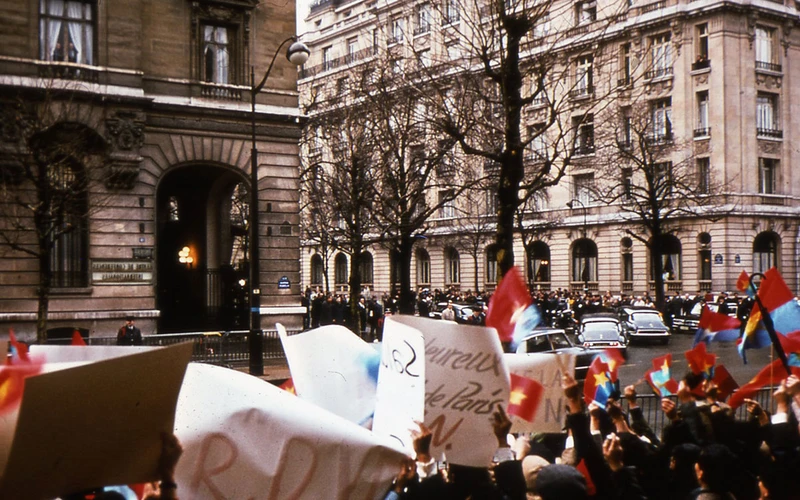 Việt kiều cùng bạn bè Pháp vẫy cờ trên đường phố chung quanh Trung tâm Hội nghị quốc tế Kléber vào ngày ký kết Hiệp định Paris. (Ảnh: Lê Xuân Tấn)