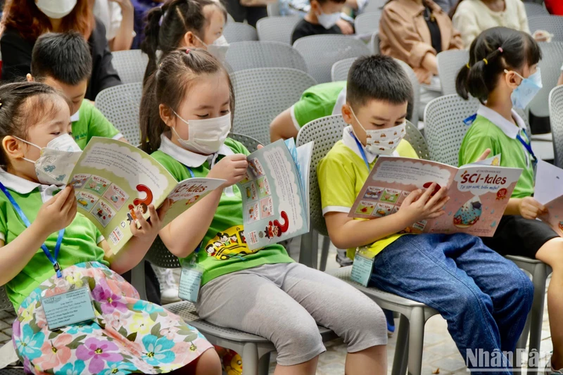 Các em nhỏ xem sách của NXB Phụ nữ Việt Nam trong khuôn khổ Ngày sách Việt Nam 2022.