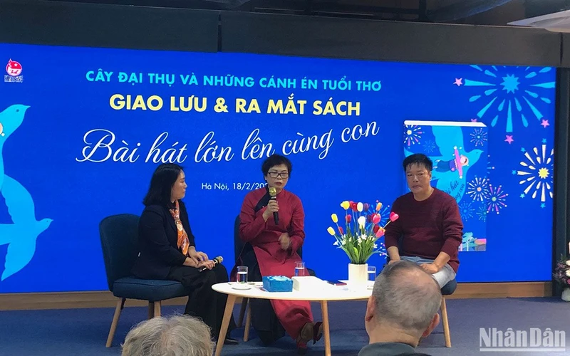 Nhà báo Tạ Bích Loan, nhà báo Phạm Hồng Tuyến và MC Nguyễn Hữu Chiến Thắng tại buổi lễ ra mắt sách.