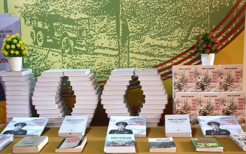 Những ấn phẩm kỷ niệm 100 năm Ngày sinh Trung tướng Đồng Sỹ Nguyên. (Ảnh: Ban Tổ chức cung cấp)