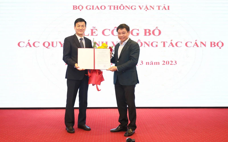Bộ trưởng Nguyễn Văn Thắng trao quyết định bổ nhiệm Cục trưởng Đăng kiểm Việt Nam cho ông Nguyễn Chiến Thắng.