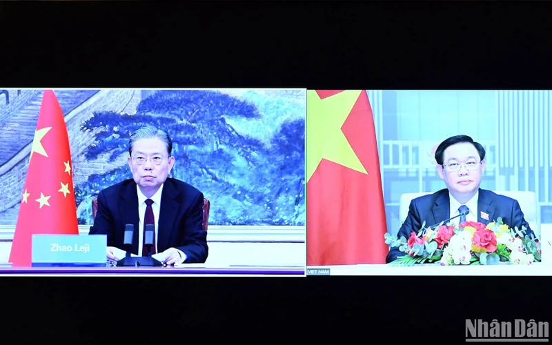 Chủ tịch Quốc hội Vương Đình Huệ hội đàm trực tuyến với Chủ tịch Nhân đại Trung Quốc Triệu Lạc Tế. (Ảnh: DUY LINH)