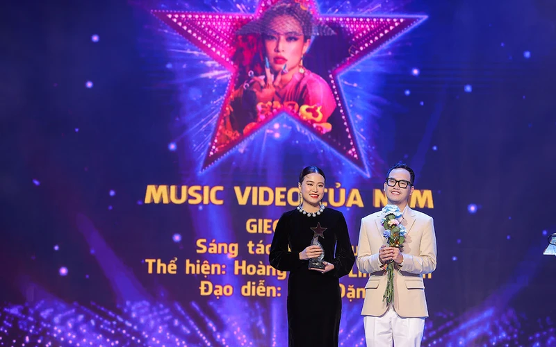Ca sĩ Hoàng Thùy Linh và nhạc sĩ Khắc Hưng nhận giải thưởng. (Ảnh: Ban tổ chức)