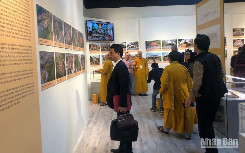Các đại biểu, chư tôn, tăng ni Phật tử tham quan triển lãm.