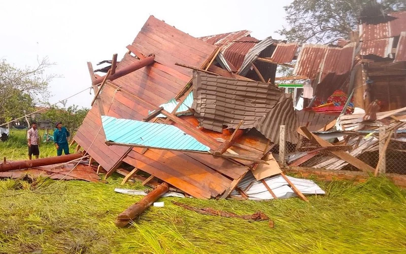 Hàng trăm căn nhà của người dân xã Ia Yeng (Phú Thiện) bị thiệt hại do lốc xoáy kèm mưa lớn.