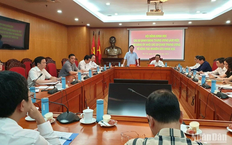 Bí thư Đảng ủy Khối các cơ quan Trung ương Nguyễn Văn Thể phát biểu định hướng nhiệm vụ nghiên cứu khoa học trong Đảng bộ Khối.