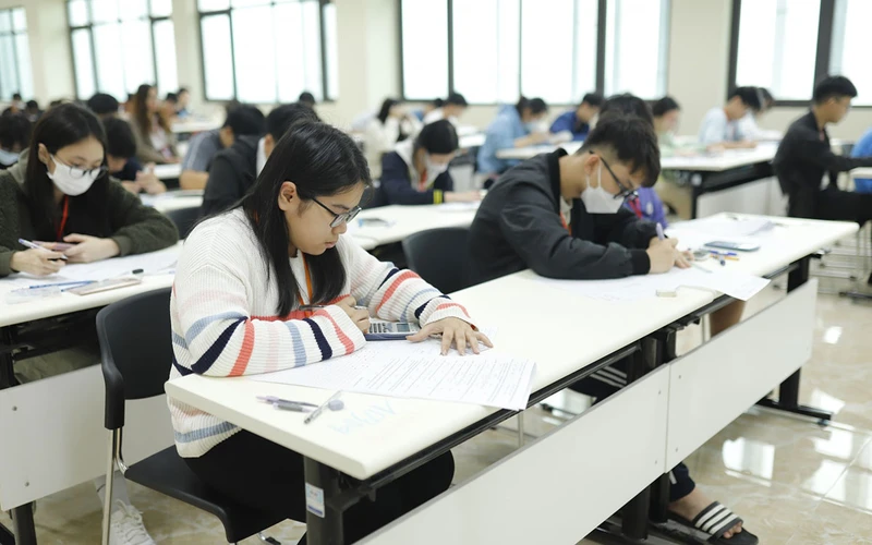Học sinh tham dự kiểm tra kiến thức thi vào lớp 10 của Trường THPT Khoa học Giáo dục tại Hòa Lạc.
