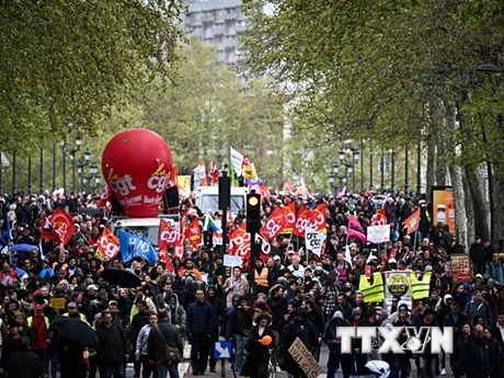 Người dân biểu tình quy mô lớn phản đối dự luật cải cách hưu trí của chính phủ tại Toulouse, Pháp ngày 14/4. (Ảnh: AFP/TTXVN)