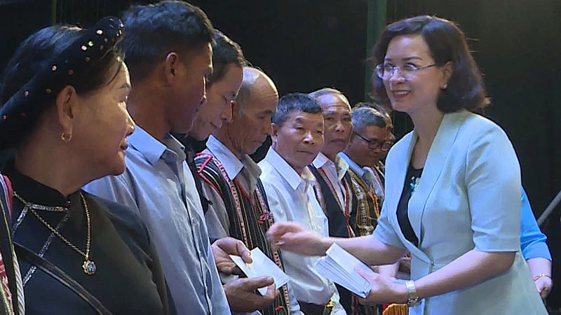 Lãnh đạo tỉnh Bình Phước tặng thưởng các già làng, người có uy tín trong cộng đồng. 