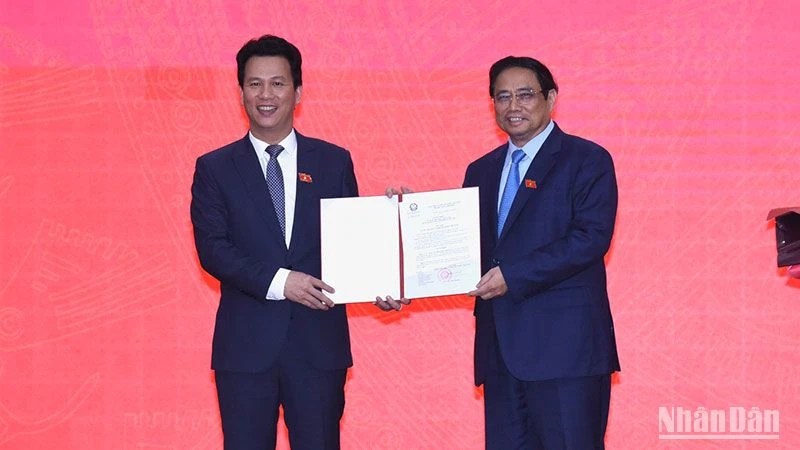 Thủ tướng Phạm Minh Chính trao Quyết định bổ nhiệm cho đồng chí Đặng Quốc Khánh. (Ảnh: TRẦN HẢI)