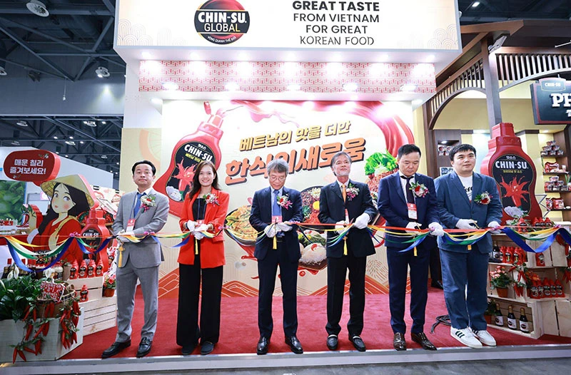 Nghi thức cắt băng khai mạc gian hàng Chin-su tại Sự kiện Seoul Food 2023 tại Hàn Quốc.