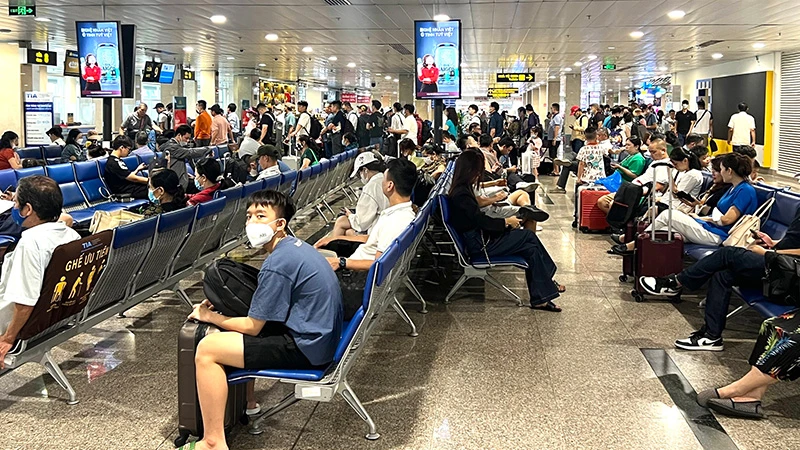 Hành khách đi lại dịp hè bắt đầu tăng tại sân bay Tân Sơn Nhất.