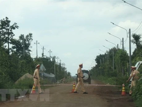 Lực lượng chức năng chốt chặn đường vào Ủy ban nhân dân xã Ea Ktur, huyện Cư Kuin, phục vụ truy bắt nhóm đối tượng. (Ảnh: TTXVN)