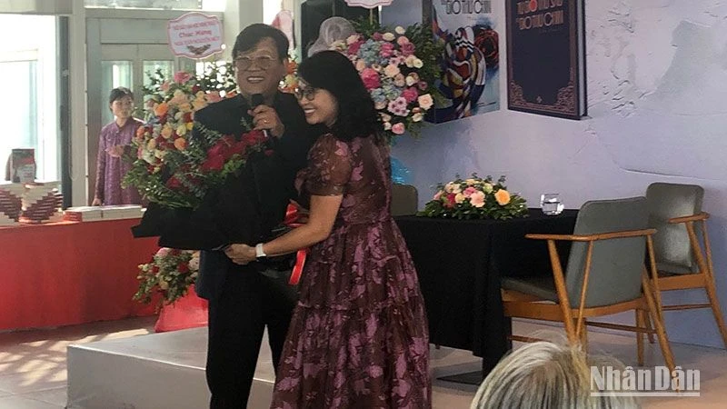 Bà Vũ Phương Liên, Giám đốc Liên Việt Books tặng hoa cho nhà văn Nguyễn Một.