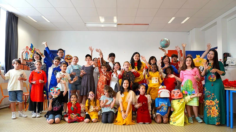 Các em nhỏ Pháp tham gia một workshop về văn hóa Việt Nam của dự án Toucher Arts. (Ảnh: Ban tổ chức)