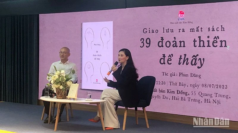 Tác giả Phan Đăng và MC Huyền Châu trong buổi ra mắt sách.