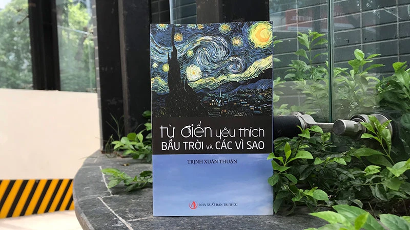 Cuốn “Từ điển yêu thích Bầu trời và các vì sao”. (Ảnh: Nhà xuất bản Tri thức)