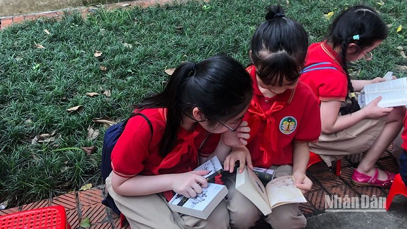 Các em nhỏ đọc sách trong khuôn viên Thư viện Quốc gia.