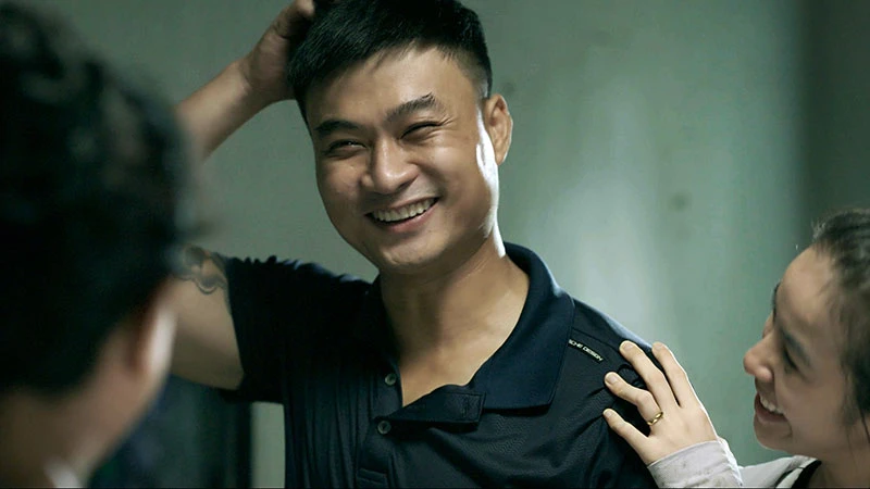 Duy Hưng vào vai chính trong phim "Làng trong phố". (Ảnh: VFC)