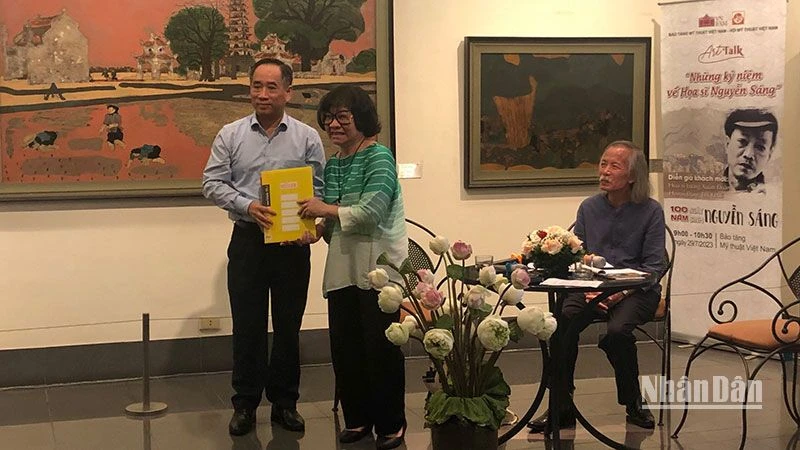 Họa sĩ Đặng Thị Khuê trao cho Giám đốc Bảo tàng Mỹ thuật Việt Nam Nguyễn Anh Minh những tư liệu về họa sĩ Nguyễn Sáng.