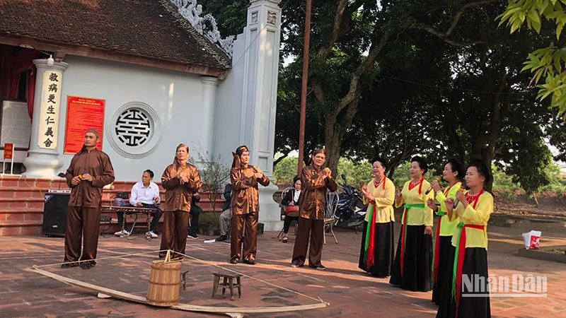 Trình diễn hát trống quân, một loại hình di sản dân gian tại đền Hóa Dạ Trạch, Hưng Yên.
