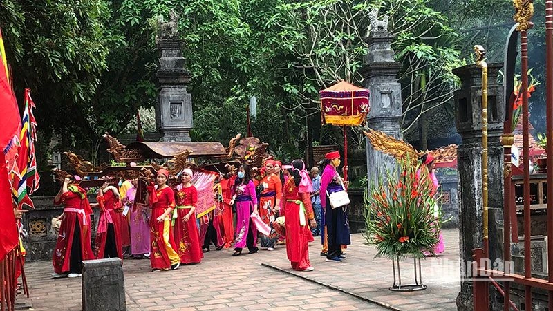 Người dân tham gia lễ rước tại lễ hội Hoa Lư, Ninh Bình.
