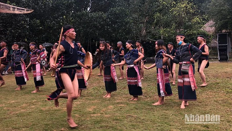 Trình diễn dân vũ tại không gian dân tộc Ê-đê và Bana, Làng Văn hóa - Du lịch các dân tộc Việt Nam.