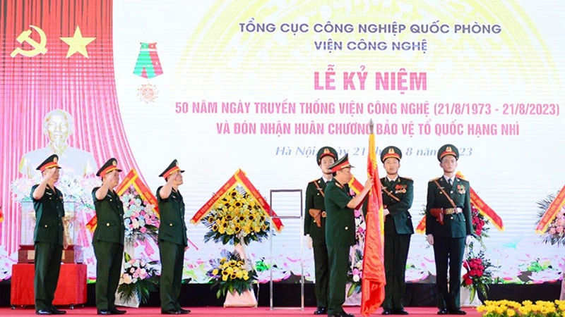 Trung tướng Nguyễn Mạnh Hùng đã trao Huân chương Bảo vệ Tổ quốc hạng Nhì tặng Viện Công nghệ. (Ảnh: Ban tổ chức cung cấp)