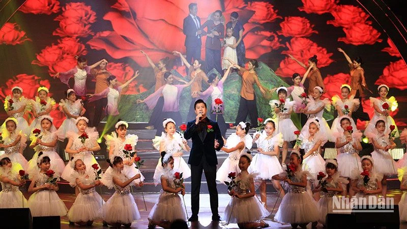 Ca sĩ Quang Dũng trình diễn trong chương trình. (Ảnh: HÀ NAM)
