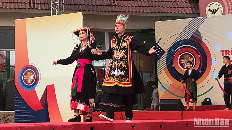 Trình diễn trang phục dân tộc ở Làng Văn hóa Du lịch các dân tộc Việt Nam.