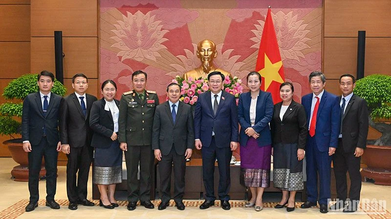 Chủ tịch Quốc hội Vương Đình Huệ và Đại sứ Lào Sengphet Houngboungnuang chụp ảnh lưu niệm với các đại biểu tại buổi tiếp. (Ảnh: DUY LINH)
