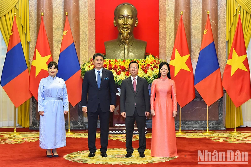 Chủ tịch nước Võ Văn Thưởng và Phu nhân cùng Tổng thống Mông Cổ Ukhnaagiin Khurelsukh và Phu nhân chụp ảnh chung. (Ảnh: Thủy Nguyên)