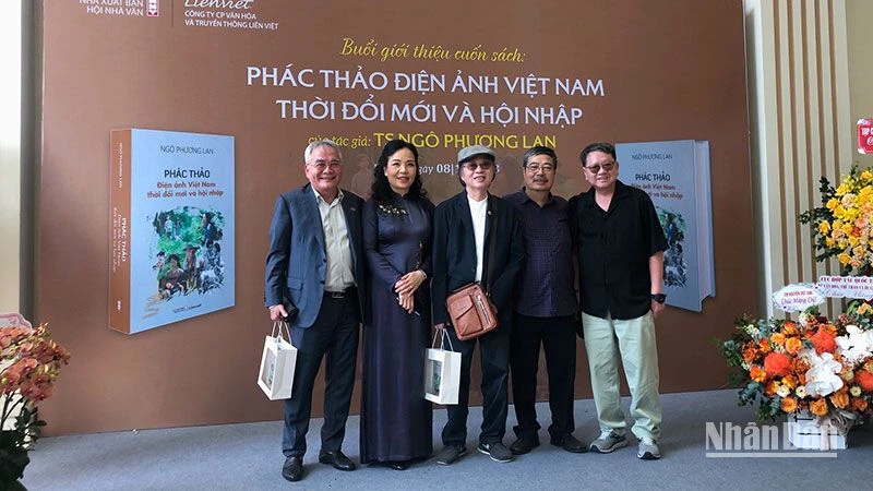 Đông đảo các nhà làm phim, nghệ sĩ gạo cội đến dự buổi ra mắt cuốn sách của Tiến sĩ Ngô Phương Lan.