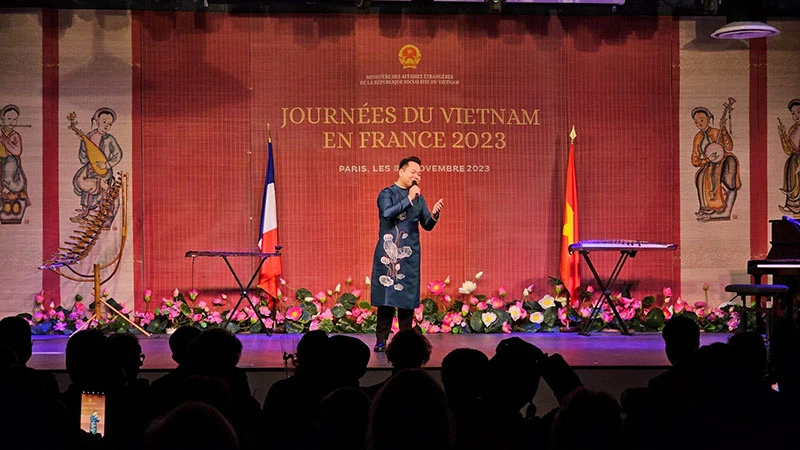 Nghệ sĩ trẻ Thanh Phong trình diễn tại Ngày Việt Nam tại Pháp 2023. (Ảnh: Nghệ sĩ cung cấp)
