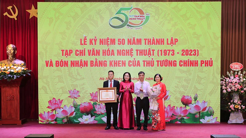 Thứ trưởng Trịnh Thị Thủy trao Bằng khen của Thủ tướng Chính phủ cho Tạp chí Văn hóa Nghệ thuật. (Ảnh: Ban tổ chức)