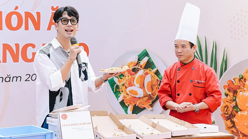 Food Blogger Ninh Tito nếm thử pizza sáng tạo. (Ảnh: Hội Truyền thông Thành phố Hà Nội)