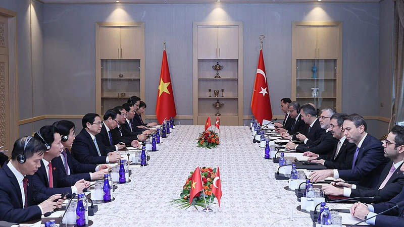 Thủ tướng Phạm Minh Chính hội đàm với Phó Tổng thống Cevdet Yilmaz. (Ảnh: DƯƠNG GIANG)