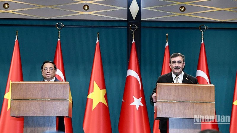 Thủ tướng Phạm Minh Chính và Phó Tổng thống Thổ Nhĩ Kỳ Cevdet Yilmaz chủ trì họp báo.