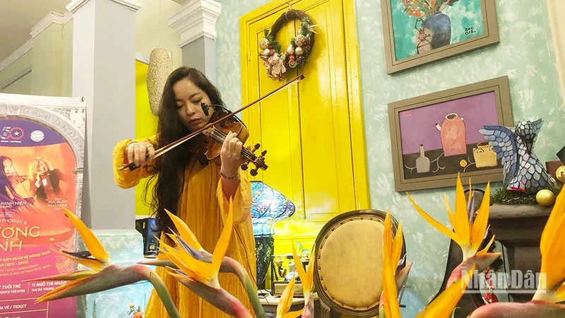 Trịnh Minh Hiền ngẫu hứng trong bản "Mùa hè" của Vivaldi.