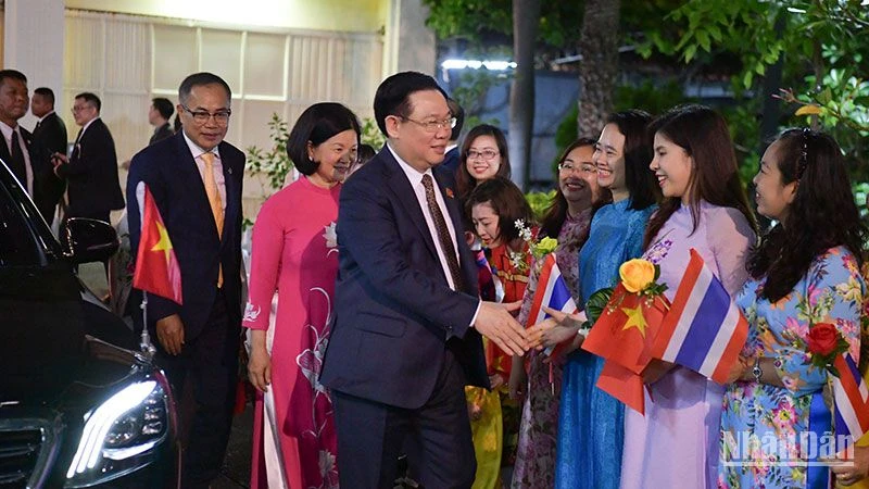 Chủ tịch Quốc hội gặp gỡ cán bộ, nhân viên Đại sứ quán Việt Nam tại Thái Lan.