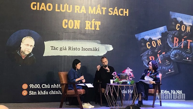Tác giả Risto Isomaki giao lưu với độc giả của Nhà xuất bản Phụ nữ Việt Nam.
