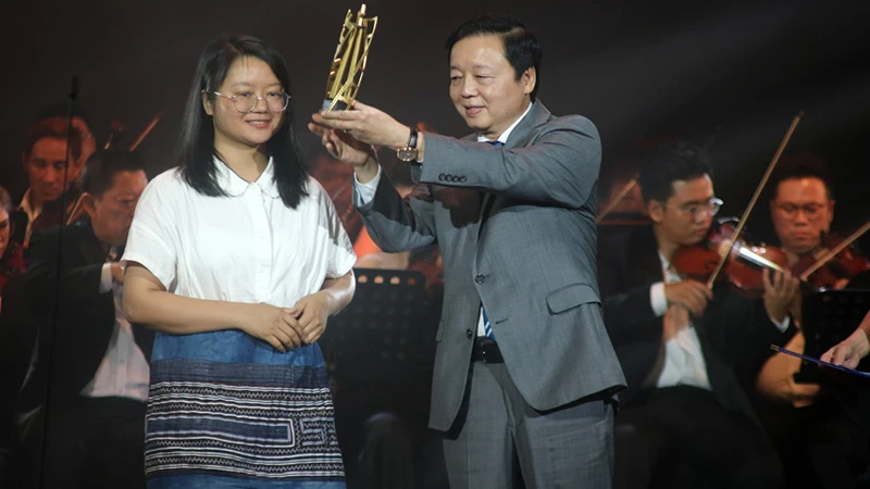 Phó Thủ tướng Trần Hồng Hà trao giải cho đạo diễn trẻ Hà Lệ Diễm tại lễ bế mạc Liên hoan phim năm 2023. (Ảnh: Ban tổ chức)